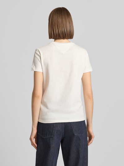 Männermodel trägt Regular Fit T-Shirt aus reiner Baumwolle Modell 'BUBBLE' von Tommy Jeans, biała, jednolita, krój regular fit, krótkie rękawy, okrągły dekolt, gładka faktura, detal z nadrukiem logo, dzianina prążkowana, widok całej sylwetki z tyłu.