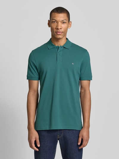 Männermodel trägt Regular Fit Poloshirt mit Stitching von Christian Berg Men, grün, reine Baumwolle, Knopfleiste, Ganzkörperansicht von vorne.