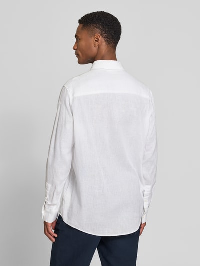Männermodel trägt Slim Fit Freizeithemd aus Leinen-Baumwoll-Mix Modell 'RAMIS' von Drykorn in Weiß, Two-Tone, Rückansicht, Ganzkörperansicht. Rückenlänge 80 cm, Schulterbreite 46 cm, Ärmellänge 66 cm.