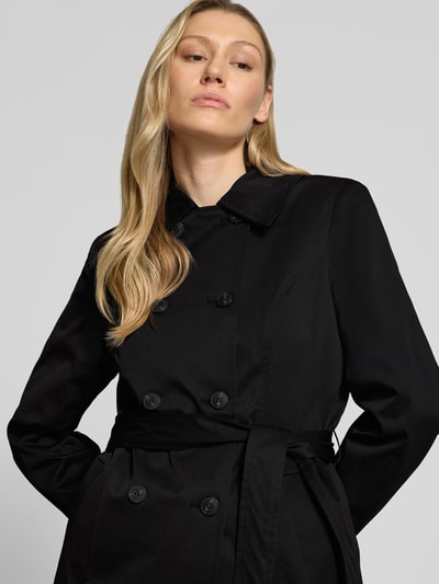 Frauenmodel trägt Regular Fit Trenchcoat mit Taillengürtel zum Binden Modell 'CHALSEA OLIVIA' von Vero Moda, Optik: Unifarben, doppelte Knopfleiste, Umlegekragen, Twill, Nahaufnahme Oberkörper.
