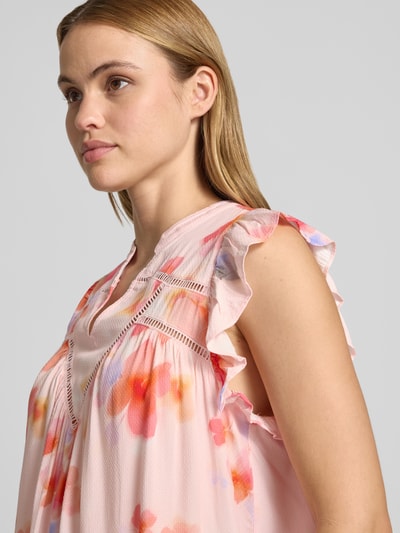 Frauenmodel trägt Blusentop aus Reine Viskose mit V-Ausschnitt Modell 'Mirava' von mbyM, Rüschen, florales Muster, Regular-Fit, Nahaufnahme Oberkörper.