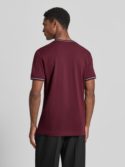 Männermodel trägt Regular Fit T-Shirt mit Logo-Stitching von Christian Berg Men aus Reine Baumwolle in Bordeaux, Rückenansicht, Herren T-Shirt, Rundhalsausschnitt, Rückenlänge bei Größe M: 71 cm.