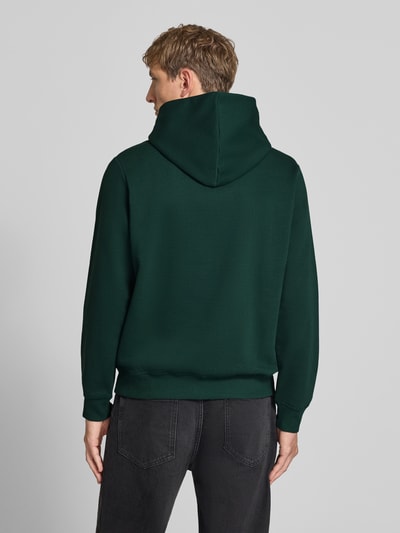 Männermodel trägt Hoodie mit Label-Print Modell 'FREDERIKSBERG' von JACK & JONES, dunkelgrün, Baumwoll-Mix, Ganzkörperansicht Rückansicht