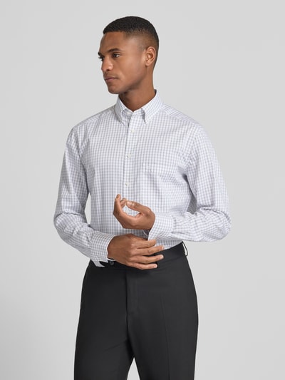 Männermodel trägt Regular Fit Businesshemd mit Button-Down-Kragen van OLYMP, wit-blauw ruitpatroon, pure katoen, borstzak, lange mouwen, knoopsluiting, logo-stiksel, sportmanchetten, voorkant zicht, half-body opname.