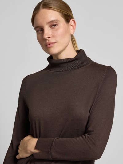 Frauenmodel trägt Regular Fit Pullover aus Viskose-Mix von COMMA, braun, Rollkragen, Strick-Optik, glatte Textur, Nahaufnahme Oberkörper.