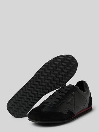 Produktfoto, czarne Schnürschuhe aus Leder-Mix Modell 'Olmo' od Guess, zaokrąglony krój, logo, profilowana podeszwa, czerwony detal, rozmiar 44.