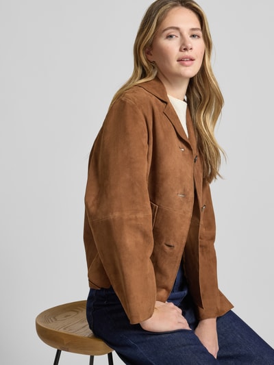 Frauenmodel trägt Regular Fit Lederjacke aus echtem Ziegenleder Modell 'PALCHI' von Weekend Max Mara in brauner Velours-Optik, unifarben, Reverskragen, einreihige Knopfleiste, aufgesetzte Taschen, Langarm, Nahaufnahme Oberkörper.