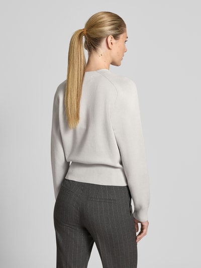 Frauenmodel trägt Cardigan im Wickel-Look - curated by Isabelle Hartmann von Style Icon Collection in Hellgrau, gerippte Ärmelabschlüsse, Lockere-Schnitt, Rückenlänge 54 cm, Ärmellänge 62 cm, Ganzkörperansicht Rückansicht.
