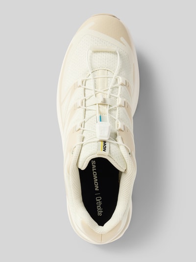 Produktfoto, Sneaker mit profilierter Sohle Modell 'XT-EVR' von Salomon in Creme, abgerundete Spitze, Schnürung, Logo, strukturierte Textur