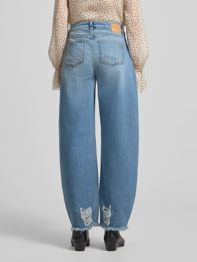 Frauenmodel trägt Wide Fit Jeans im 5-Pocket-Design Modell 'Lucy' von My Essential Wardrobe aus Baumwoll-Mix, Rückansicht.