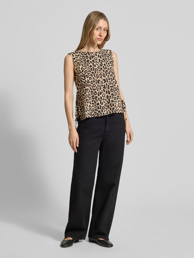 Frauenmodel trägt Blusentop aus Viskose-Mix mit seitlicher Schnürung von Vila, Animalprint, Modell PRISILLA, Regular-Fit, Rundhalsausschnitt, Rückenlänge bei Größe 36: 48 cm, Ganzkörperansicht von vorne.