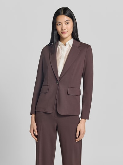 Frauenmodel trägt Blazer aus Viskose-Mix Modell 'Orche' von EMME in Braun mit Pattentaschen, taillierte Passform, Ganzkörperansicht von vorne.