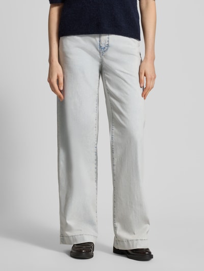 Frauenmodel trägt Jeans mit 5-Pocket-Design von MAC aus Baumwoll-Mix in hellem Blau, gerader Schnitt, Bund und Knopf, Nahaufnahme Oberkörper.