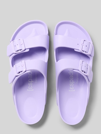 Produktfoto, Slides mit Logo-Prägung Modell 'AMI POOL' von Espadrij in Helllila mit abgerundeter Form, Riemchen mit Dornschließen, profilierte Sohle, Absatzhöhe 3 cm, Details zum Espadrilles-Look