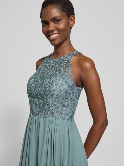 Frauenmodel trägt Abendkleid mit Strasssteinen von LAONA aus Tüll mit floraler Spitze, taillierter Schnitt, Nahaufnahme Oberkörper.