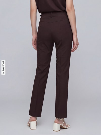 Vrouwenmodel draagt donkerbruine slim fit broek met opgestikte zakken, rechte pijpen, gladde structuur, Slim Fit Schmale Hose mit aufgesetzten Taschen Modell 'FARAH' van CAMBIO, volledige achteraanzicht