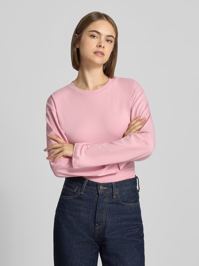 Modelka nosi bluzkę z długim rękawem z mieszanki bawełny, krój slim fit, okrągły dekolt, JJXX Longsleeve aus Baumwoll-Mix Modell 'Paloma', długość tyłu w rozmiarze S: 57 cm, widok na cały przód,