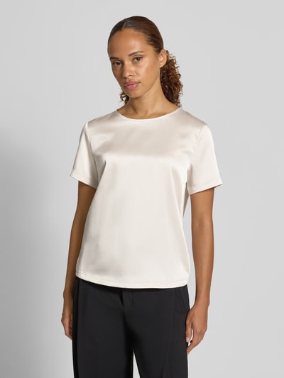 Kobiece modelka nosi damski t-shirt Regular Fit T-Shirt aus Satin Modell 'GILBERT' od Weekend Max Mara w błyszczącym efekcie, okrągły dekolt, krótki rękaw, wykończenie materiału: satyna, jasny kolor, gładka struktura, widok na górną część ciała z przodu.