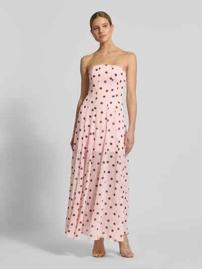 Frauenmodel trägt Midikleid im Off-Shoulder-Design Modell 'Kimora' von Forever New aus rosafarbenem Chiffon mit braunem Punktmuster, A-Linie, Allover-Look, Ganzkörperansicht von vorne.