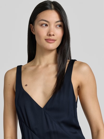 Vrouwenmodel draagt avondjurk van BOSS, model 'Donabelli', look: effen, pasvorm: zeemeerminstijl, V-hals, satijn, viscose, nahaufnahme bovenlichaam.