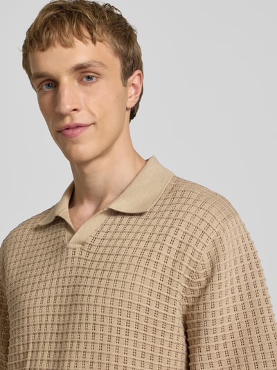 Männermodel trägt Regular Fit Poloshirt mit V-Ausschnitt von Jack & Jones, beige, Strukturmuster, reine Baumwolle, Nahaufnahme Oberkörper.