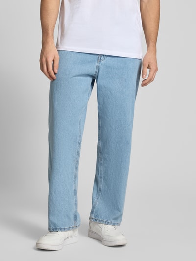 Männermodel trägt Jeans mit 5-Pocket-Design Modell 'ALEX' von JACK & JONES, Reine Baumwolle, Lockerer-Schnitt, Denim-Optik, Ganzkörperansicht von vorne.