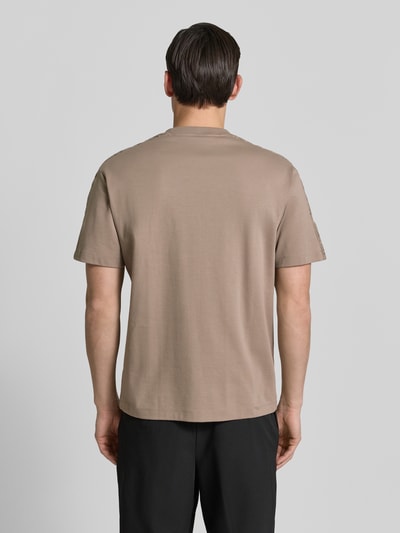 Männermodel trägt Relaxed Fit T-Shirt aus reiner Baumwolle Modell 'DROSTEE' von HUGO in Optik: Unifarben, Baumwoll-Jersey, Ganzkörperansicht Rückansicht.