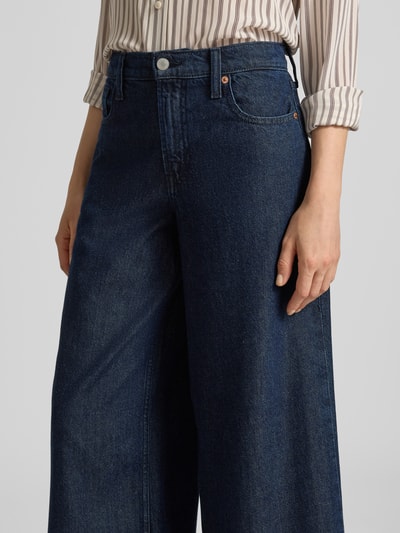 Frauenmodel trägt Baggy Fit Jeans mit Eingrifftaschen Modell 'HOLMAN' von GAP, Dunkelblau, Baumwoll-Lyocell-Mix, Nahaufnahme Hüfte.
