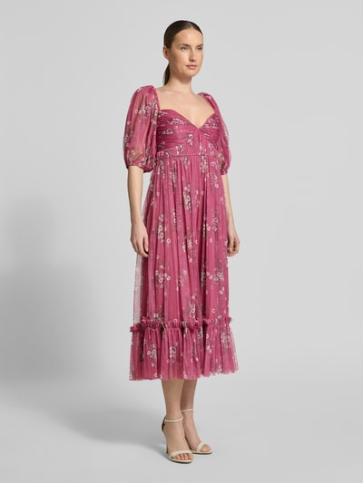 Modelka prezentuje sukienka koktajlowa 'Cocktailkleid im Allover-Look' od LACE & BEADS z tiulu w kolorze różowym, bufiaste rękawy, wzór na całej powierzchni, linia a, sukienka midi; długość tyłu w rozmiarze s: 108 cm, szerokość w rozmiarze s: 35 cm, długość rękawów w rozmiarze s: 36 cm; zdjęcie całej sylwetki od przodu.