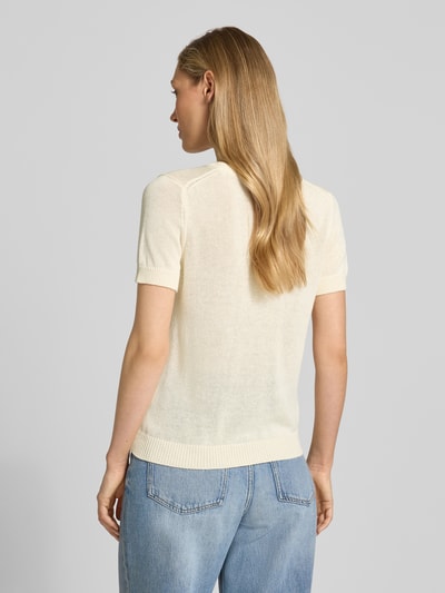Frauenmodel trägt Strickshirt aus Leinen-Mix mit Rundhalsausschnitt von Jake*s Collection, cremefarben, gerader Schnitt, Rückansicht.