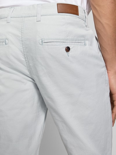 Männermodel trägt Straight Fit Stoffhose aus Baumwoll-Mix Modell 'MARCO FURY' von Jack & Jones, hellgrau, Detailaufnahme Rückansicht, Baumwoll-Elasthan-Mix mit Gesäßtaschen, aus dem Kontext Herren Stoffhose, Bundweite 44 cm, Innenbeinlänge 77 cm.