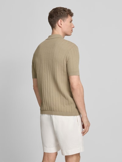 Męski model nosi Regular Fit Poloshirt mit Reißverschluss von ARMANI EXCHANGE, fakturowany wzór, długość tyłu 67 cm, rozmiar M, Ganzkörperansicht Rückansicht.