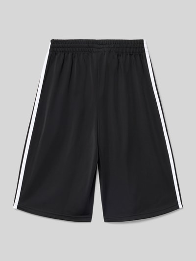 Produktfoto, Regular Fit Shorts mit elastischem Bund von adidas Originals in Schwarz, unifarben mit weißen Kontraststreifen, Label Print, seitliche Eingrifftaschen, glatte Textur