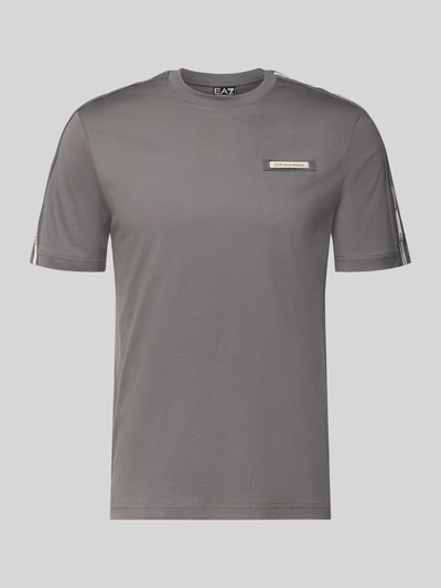 Produktfoto, szare Regular Fit T-Shirt mit Logo-Patch von EA7 Emporio Armani z bawełny, okrągły dekolt, długość pleców w rozmiarze M 52 cm