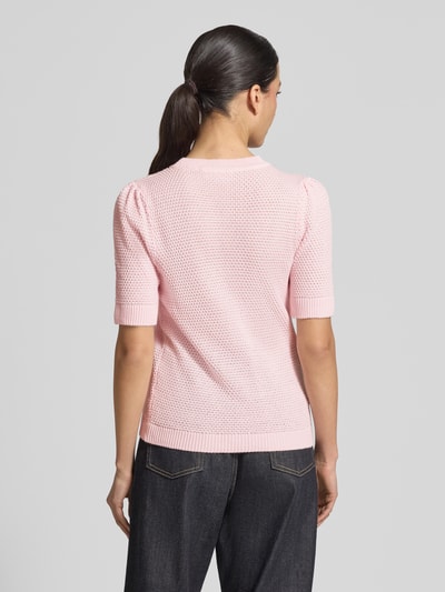 Vrouwenmodel draagt Slim Fit T-Shirt in Strick-Optik Modell 'Vidalo' van Vila in lichtroze, katoen, ronde hals, ruglengte 57 cm, mouwlengte 27 cm, Ganzkörperansicht achteraan.
