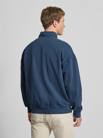 Männermodel trägt Sweatshirt mit Reißverschluss Modell 'MARINA QUARTER ZIP' von Levi's®, dunkelblau, Baumwolle, Rückenansicht, Regular Fit.