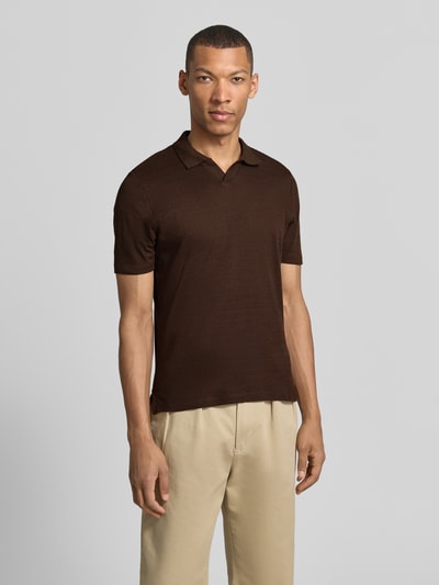 Männermodel trägt Modern Fit Poloshirt mit Polokragen und Label-Detail von MARKUP, reine Baumwolle, braun, Ganzkörperansicht von vorne.