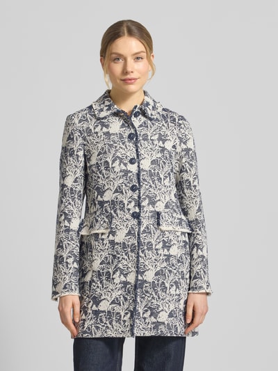 Vrouwenmodel draagt Slim Fit Blazer im Allover-Look mit Pattentaschen van WHITE LABEL in blauw-wit all-over look met platte kraag, knoopsluiting en klepzakken, ruglengte maat 36: 81 cm, borstwijdte: 47 cm, mouwlengte: 65 cm, geheel van voren gefotografeerd, bovenlichaam close-up.
