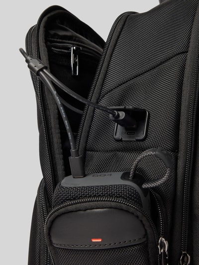 Produktfoto, Rucksack aus Kalbsleder-Mix mit Logo-Detail Modell 'Pro-DLX' von Samsonite in Schwarz mit Strukturmuster, USB-Port sichtbar