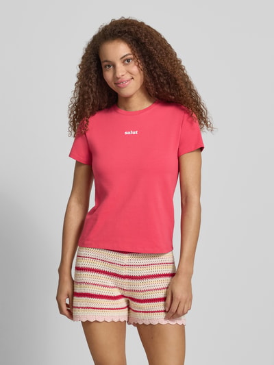 Frauenmodel trägt T-Shirt mit Print und Rundhalsausschnitt von REVIEW, Damen T-Shirt, Baumwoll-Elasthan-Mix, Regular-Fit, Ganzkörperansicht von vorne.