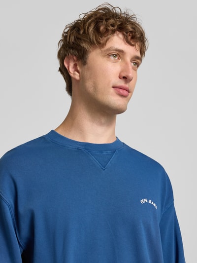 Männermodel trägt Regular Fit Sweatshirt aus reiner Baumwolle Modell 'JOHN CREW' von Pepe Jeans in Blau, Nahaufnahme Oberkörper. Herren Sweatshirt von Pepe Jeans