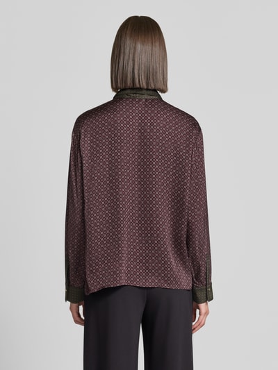 Frauenmodel trägt Regular Fit Langarmbluse aus reiner Viskose von Jake*s Collection, dunkles Muster, glatte Textur, Ganzkörperansicht Rückansicht.