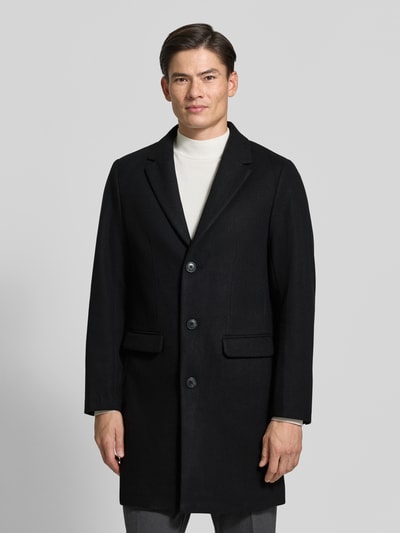 Männermodel trägt Mantel mit Reverskragen und Pattentaschen von Lindbergh in Schwarz, glatte Struktur, Ganzkörperansicht von vorne. Kontext: Slim Fit, Knopfleiste, Rückenlänge bei Größe M 102 cm, Schulterbreite 40 cm, Brustweite 51 cm, Ärmellänge 65 cm.