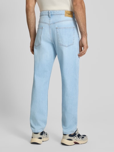Männermodel trägt Wide & Loose Fit Jeans aus reiner Baumwolle von Marc O'Polo in heller Waschung, strukturierte Denim-Oberfläche, Ganzkörperansicht Rückansicht. Herren Wide & Loose Fit Jeans von Marc O'Polo DENIM.