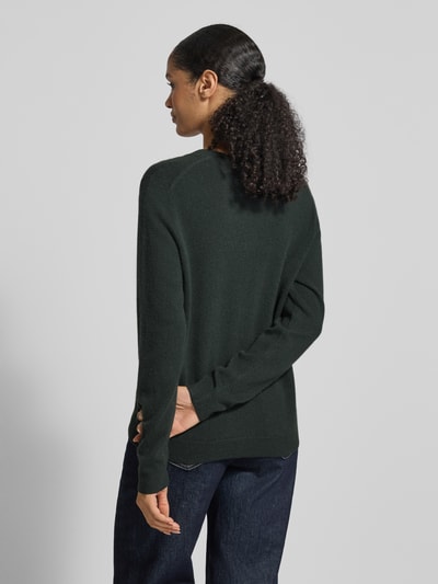 Frauenmodel trägt Strickpullover mit V-Ausschnitt von Christian Berg Woman, Kaschgora, Regular-Fit, gerippte Abschlüsse, Ganzkörperansicht Rückansicht.