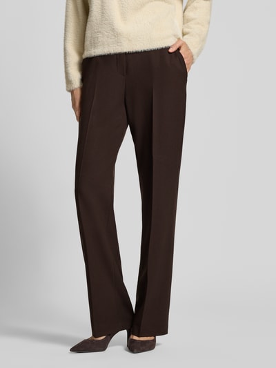 Männermodel trägt Regular Fit Weite Hose mit Viskose-Anteil Modell 'Jenny Wide' von TONI, dunkelbraun, glatte Textur, Nahaufnahme Unterkörper, Damen Weite Hose von TONI