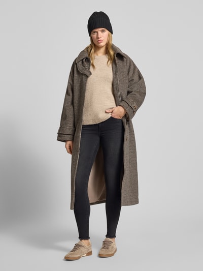 Frauenmodel trägt Stone Washed Skinny Fit Jeans von ONLY, Baumwollmischung mit Stretch-Anteil, 5-Pocket-Design, ausgefranste Beinabschlüsse, Modell Blush, Mid Waist, Ankle Cut, Knopf- und Reißverschluss, Label-Patch, dunkler Denim-Look, Ganzkörperansicht von vorne.