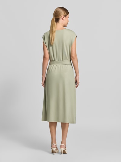 Vrouwenmodel draagt Relaxed Fit vrijetijdsjurk uit viscosemix van s.Oliver BLACK LABEL in lichtgroen, volledige achterkantaanzicht.