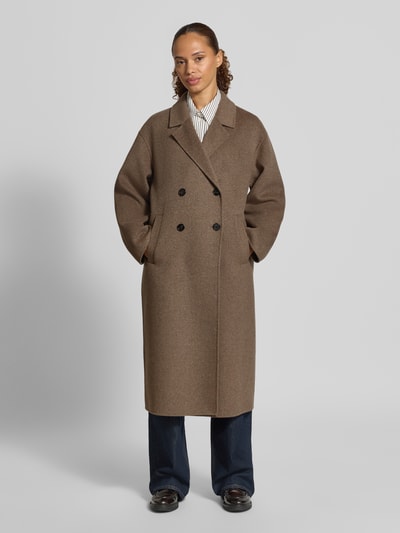 Frauenmodel trägt Relaxed Fit płaszcz z mieszanki wełny od Marc O'Polo, brązowy, klasyczne klapy, gładka tekstura, Ganzkörperansicht von vorne.