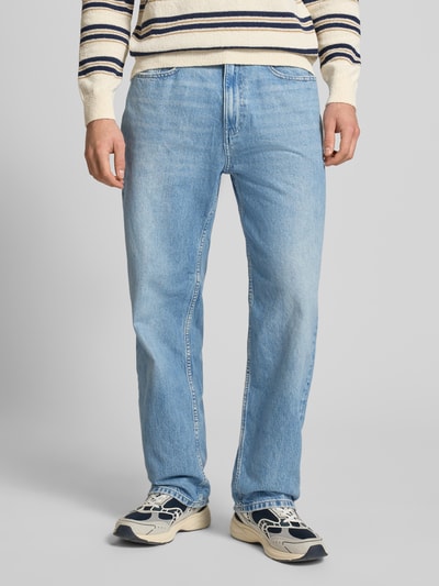 Männermodel trägt Baggy Jeans im klassischen Five-Pocket-Design von REVIEW, helle Waschung, Baumwolle, Ganzkörperansicht von vorne.